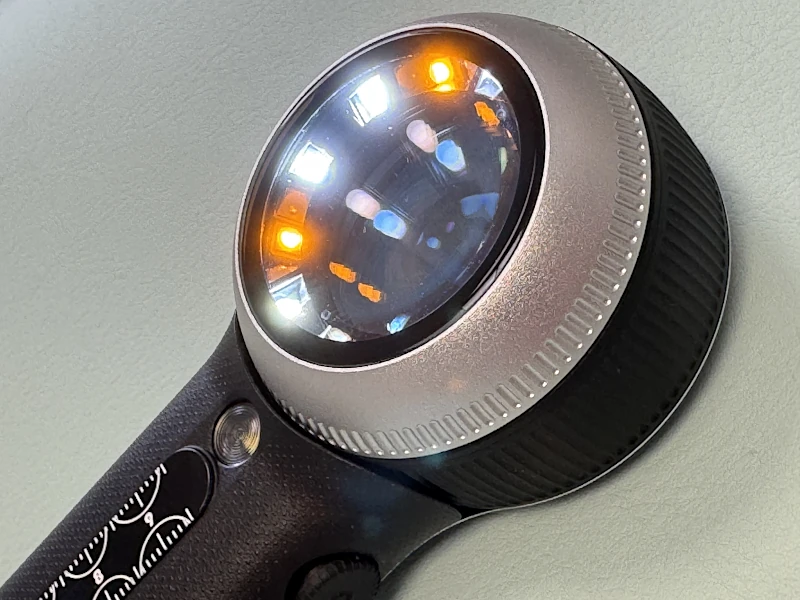 Dermatoskop pro vyšetření kožních znamének.