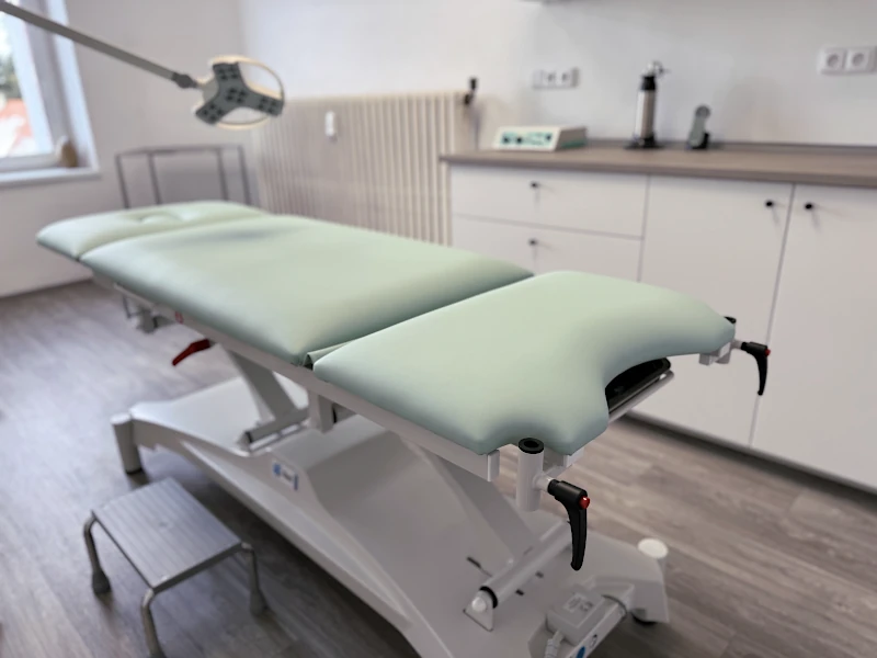 Vyšetřovací lůžko v ambulanci MedDerm.