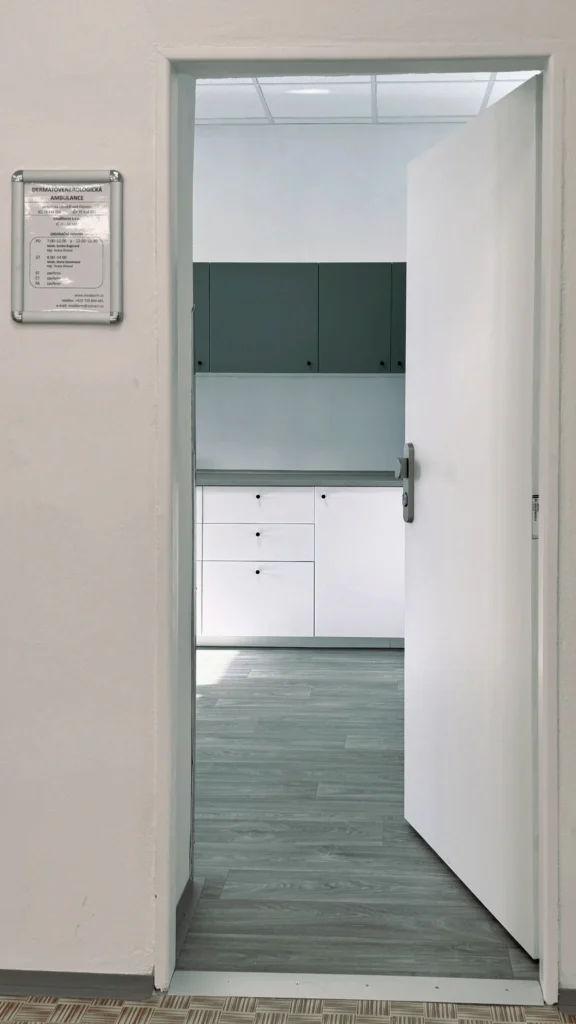Vstup do dermatovenerologické ambulance MedDerm – označení u dveří.