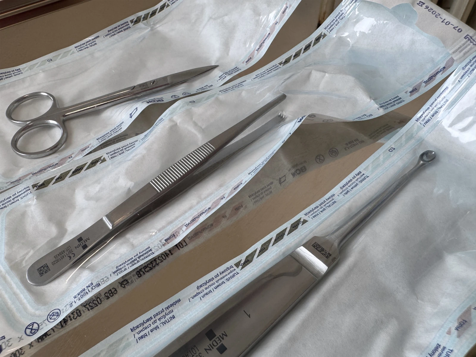 Sterilní nástroje připravené pro ambulantní zákroky v ordinaci MedDerm.