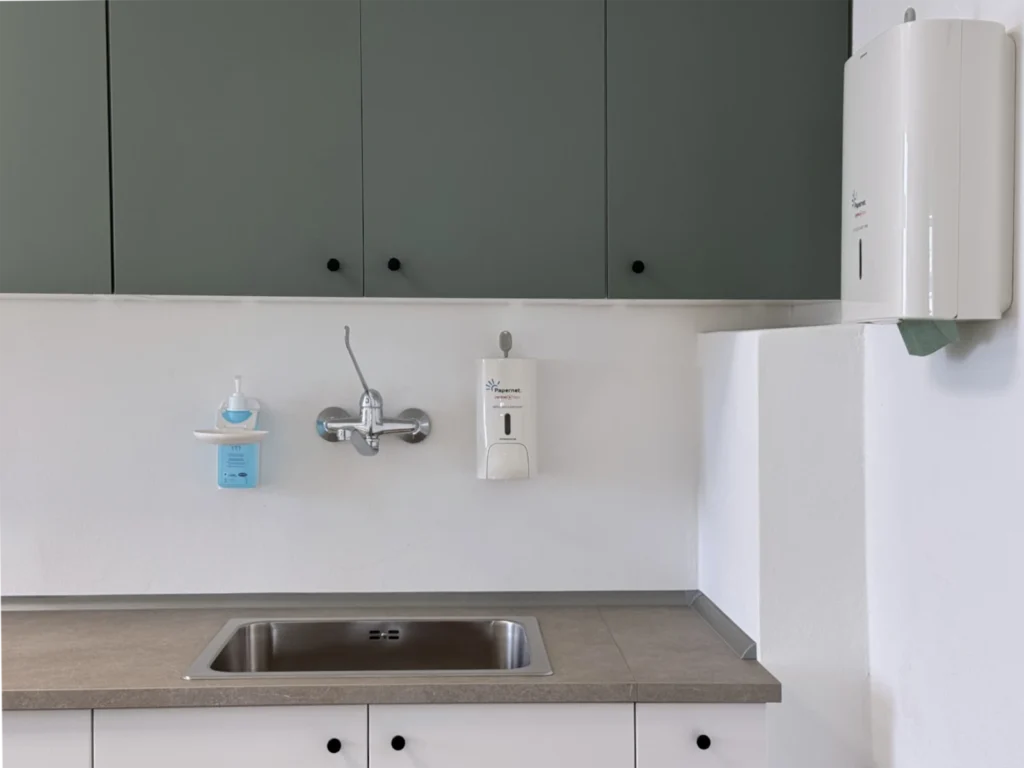 Hygienické zázemí v ordinaci MedDerm – umyvadlo a dávkovače.